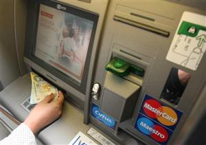 Băncile, îngenuncheate. Românii scapă de comisioane