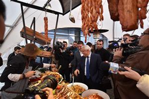 Porcii româneşti intră în hipermarketuri