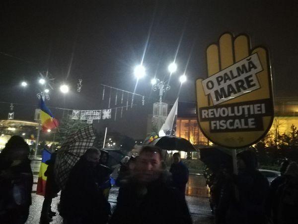 PROTEST în Capitală: Sute de oameni, revoltaţi de amplasarea unui târg de Crăciun în faţa Guvernului