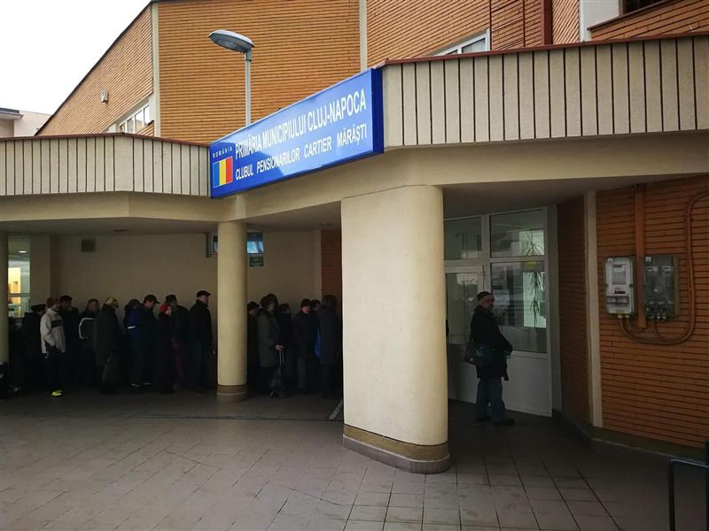 Coadă pentru pachete cu alimente gratuite de la primărie