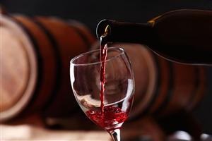 Proiect care poate dovedi dacă vinul cumpărat este fals, dezvoltat de cercetătorii clujeni 