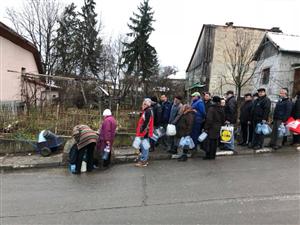 Bătaie de joc! 40.000 clujeni, fără apă potabilă de patru zile. Primăria a adus rezervoare în cartiere