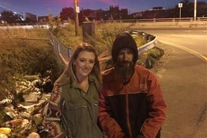 Un om al străzii a ajutat o femeie cu ultimii săi bani. Ce s-a întâmplat apoi e demn de un scenariu de film