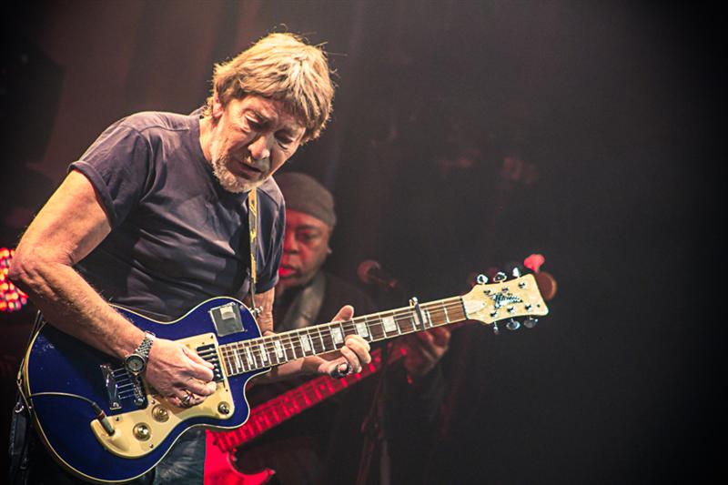 Chris Rea s-a prăbuşit pe scenă în timpul unui concert