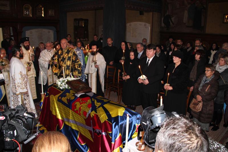 Sicriul cu trupul neînsufleţit al Regelui Mihai, depus la Catedrala Ortodoxă Greacă din Lausanne