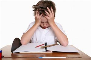 Studiu: Peste 70% din părinţi şi elevi consideră că temele pentru acasă sunt obositoare şi stresante
