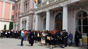 Magistraţii clujeni, protest în robe în faţa tribunalului