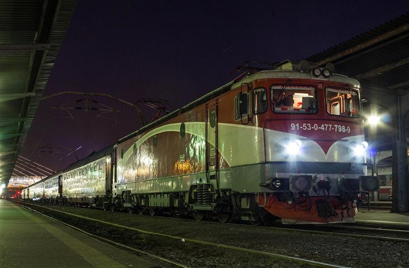 Mașină făcută zob de tren în Cluj. Şoferul a scăpat cu viaţă