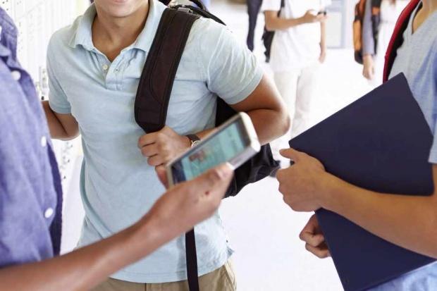 Elevii: Dacă ni se iau telefoanele, nu mai putem filma abuzurile