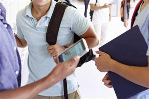 Elevii: Dacă ni se iau telefoanele, nu mai putem filma abuzurile