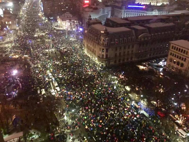 Incidente între protestatari şi jandarmi la Bucureşti