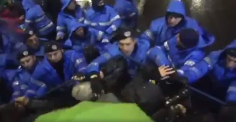 Dosar penal în cazul jandarmului care ar fi lovit protestatari