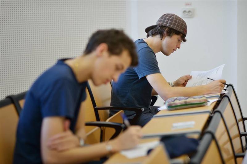 Universitatea de Medicină din Cluj își folosește amfiteatrele ca săli de lectură