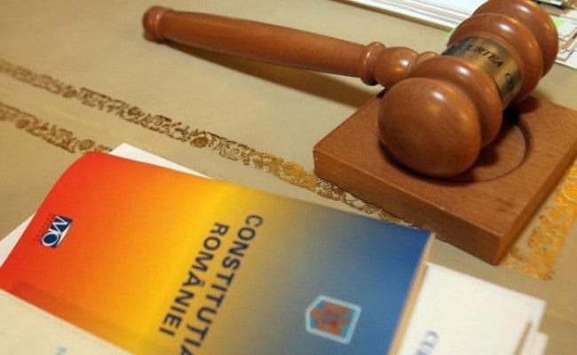 Curtea Constituțională: Parlamentarii incompatibili scapă de acuzații