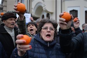 Protest cu portocale, în faţa Palatului Cotroceni. Participanţii s-au îmbrâncit cu membri ai mişcării #Rezist 