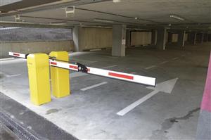 Nu se fac parkinguri noi, în centru nu se dau amenzi. Primăria e criticată de Curtea de Conturi