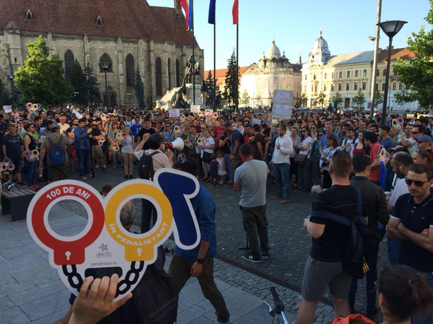Clujenii au ieșit din nou în stradă: ”Ultima soluție, încă o revoluție”