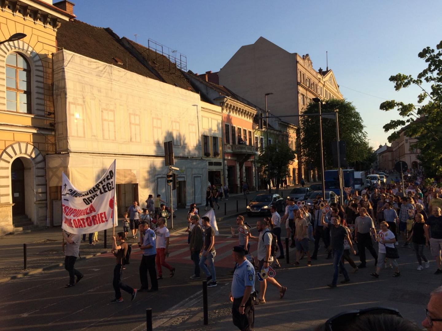 Clujenii au ieșit din nou în stradă: ”Ultima soluție, încă o revoluție”