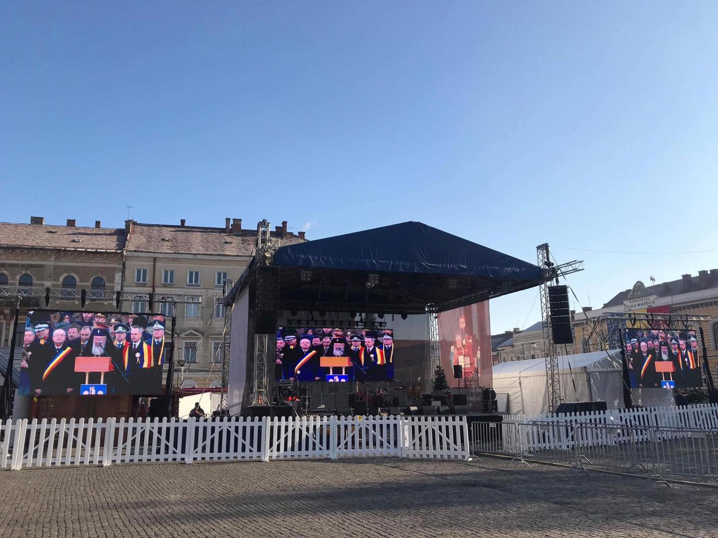 CENTENART. Au început manifestările din Piaţa Avram Iancu. Steag tricolor URIAŞ pe Cercul Militar