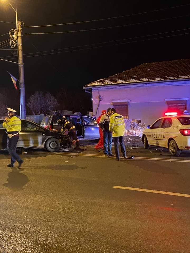 Impact violent între două mașini pe o stradă din Cluj. Una a ajuns pe trotuar și a spart zidul unei case