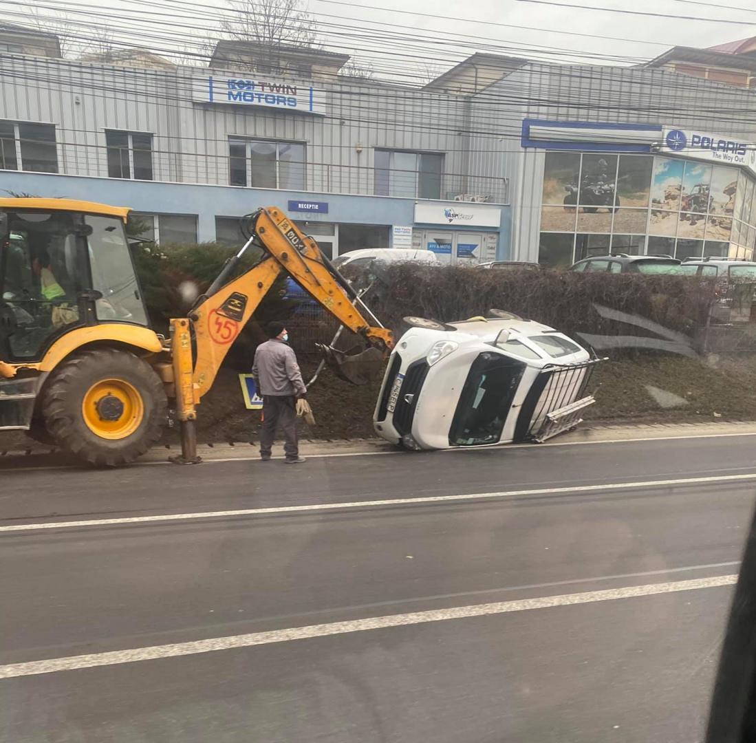 Accident în Baciu. O mașină a ieșit de pe drum și s-a răsturnat