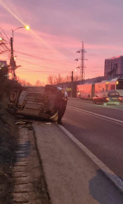 Accident în Baciu. O mașină a ieșit de pe drum și s-a răsturnat