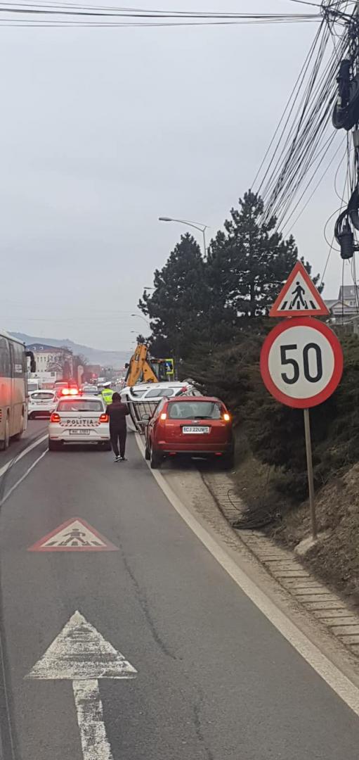 O mașină s-a răsturnat pe marginea drumului în Baciu