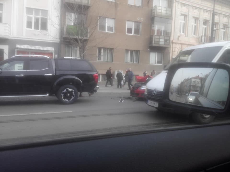 Accident în lanț pe Horea. Au fost  implicate trei mașini