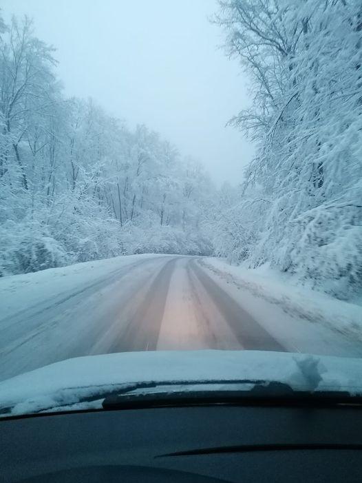 Accident pe drumul Făget - Sălicea încă necurăţat de zăpadă