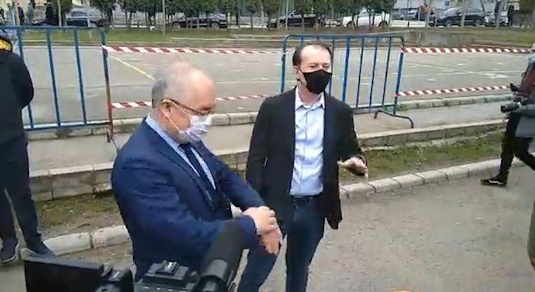 Ședință foto în curtea școlii, cu Cîțu. Premierul a luat o pauză de la întâlnirea de la Cluj și a stat la selfie-uri