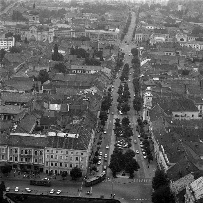 Bdul Eroilor din Cluj-Napoca, anii '90, când circulau autobuze prin inima şi exista o insulă verde