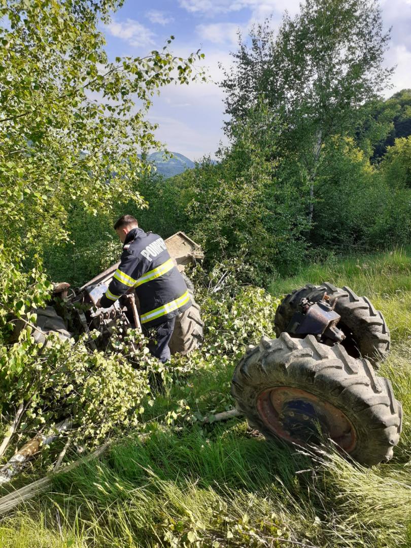 Accident grav la Cluj. Un bărbat a fost prins sub un tractor