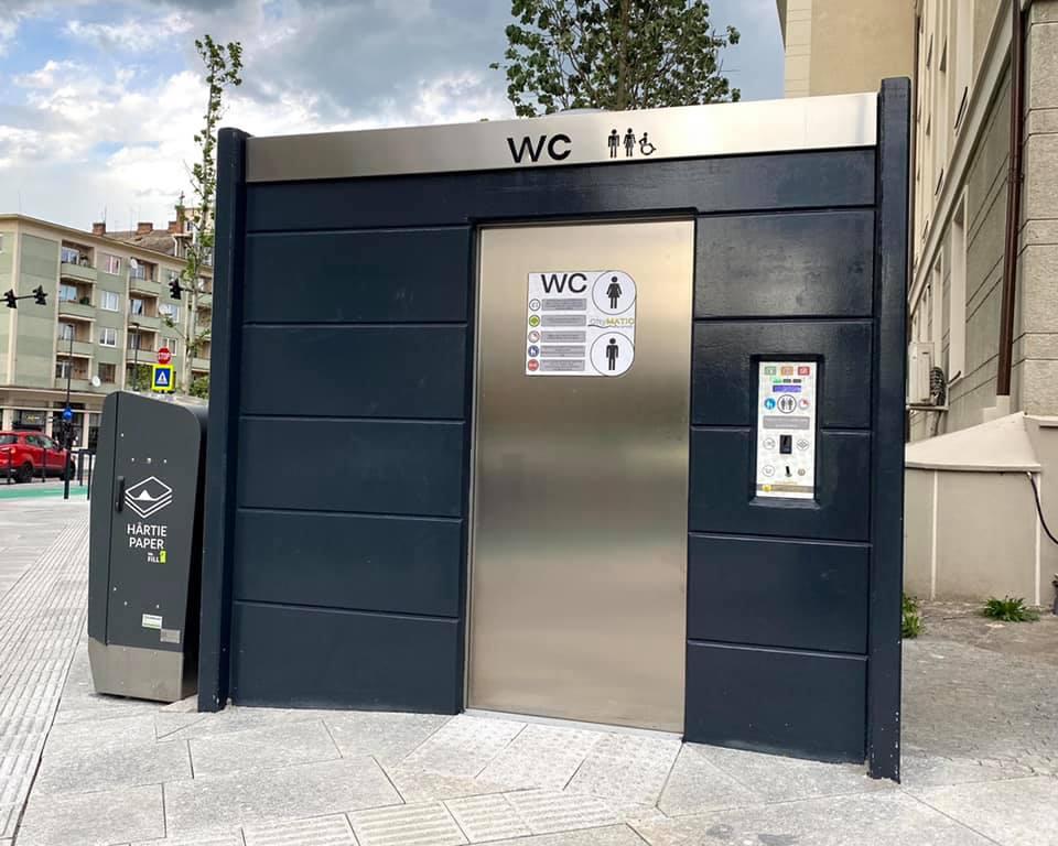 Noi muncim, nu gândim: Toaleta din Piaţa Lucian Blaga, funcţională şi pentru persoanele cu handicap... la a treia încercare