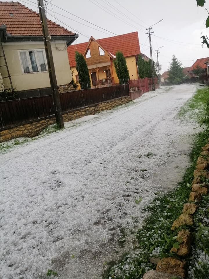 Imagini după CODUL ROȘU de la Cluj. Pământul s-a albit în câteva minute