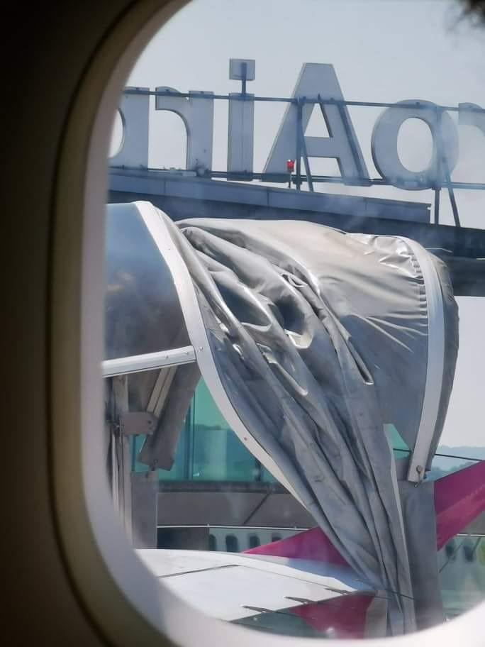 Zborul Wizz Air de la Basel spre Cluj-Napoca a rămas la sol. Avionul a lovit o scară mobilă pe aeroport