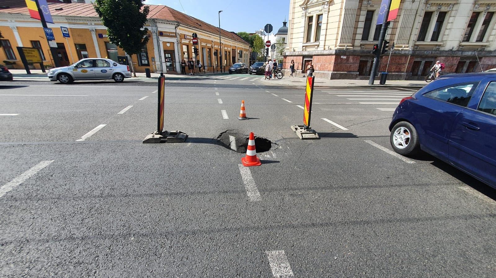 Crater în asfalt la Primărie. Cine e de vină? Boc și metroul