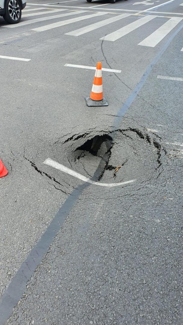 Crater în asfalt la Primărie. Cine e de vină? Boc și metroul