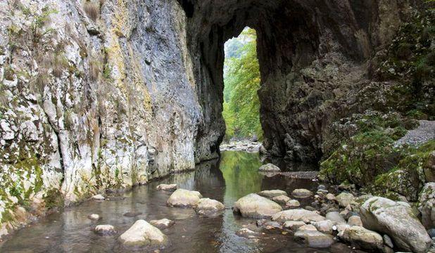 Unde să ieși în weekend. Labirint de apă și stâncă, un adevărat parc de aventură natural, la o aruncătură de băț de Cluj