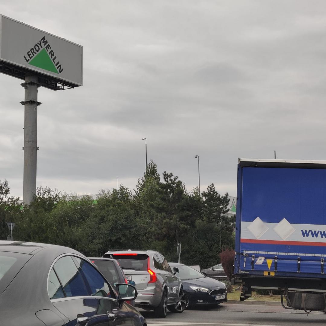 TIR blocat în sensul giratoriu de pe Turzii. Coloane de mașini pe sute de metri