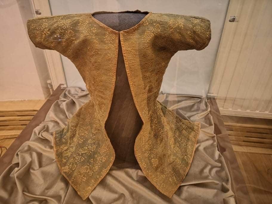 Restaurare incredibilă la Muzeul Național de Istorie a Transilvaniei. Cum arată haina unui copil din sec. XVII după 2 ani de muncă
