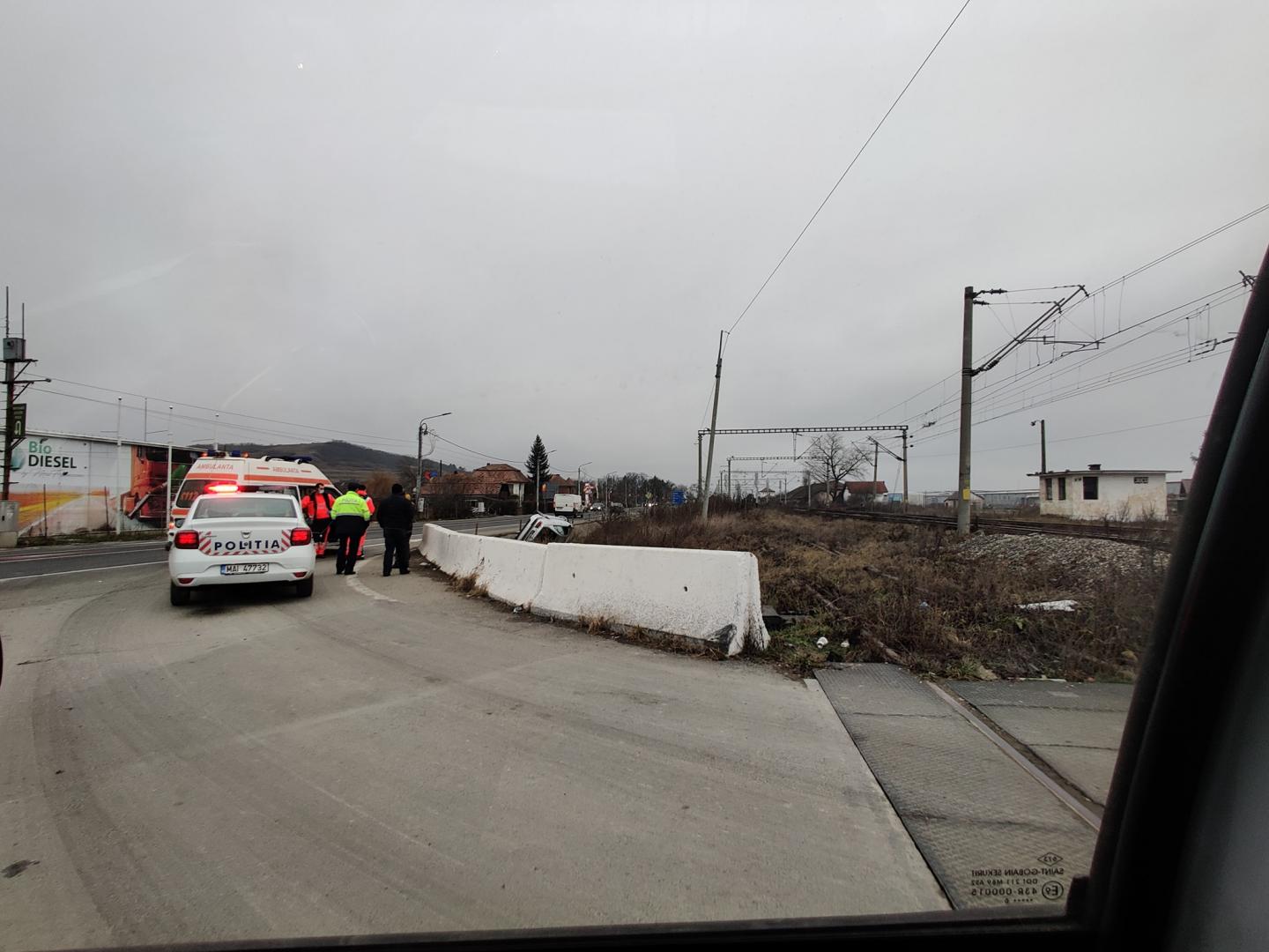 Accident în Jucu. O mașină a ajuns cu roțile-n sus