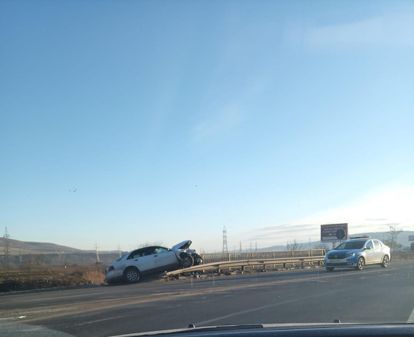 Accident în sensul giratoriu de la Luna. O mașină s-a făcut zob