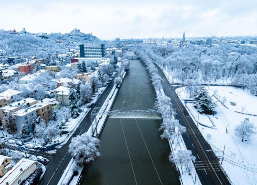 Clujul, în haine de iarnă. Imagini superbe cu oraşul acoperit de omăt