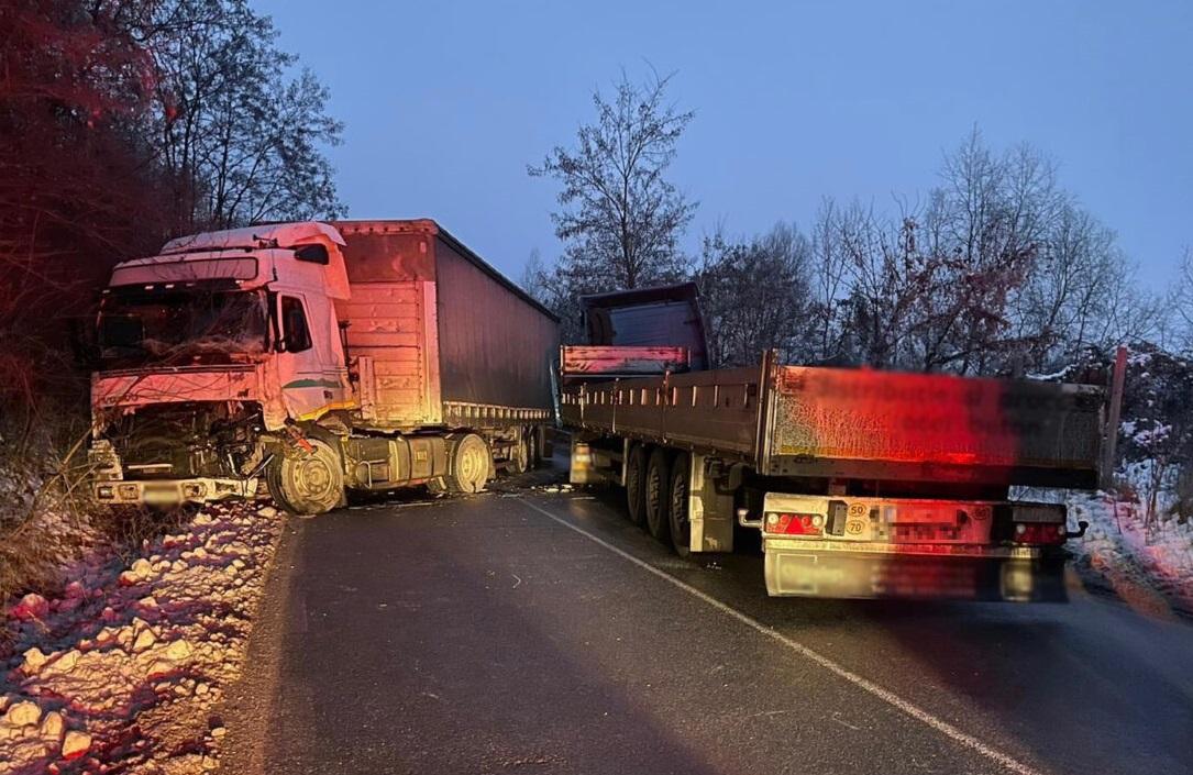 ACCIDENT la graniţa judeţului Cluj. Impact violent  între două autocamioane. Sancționare contravențională pentru administratorul drumului