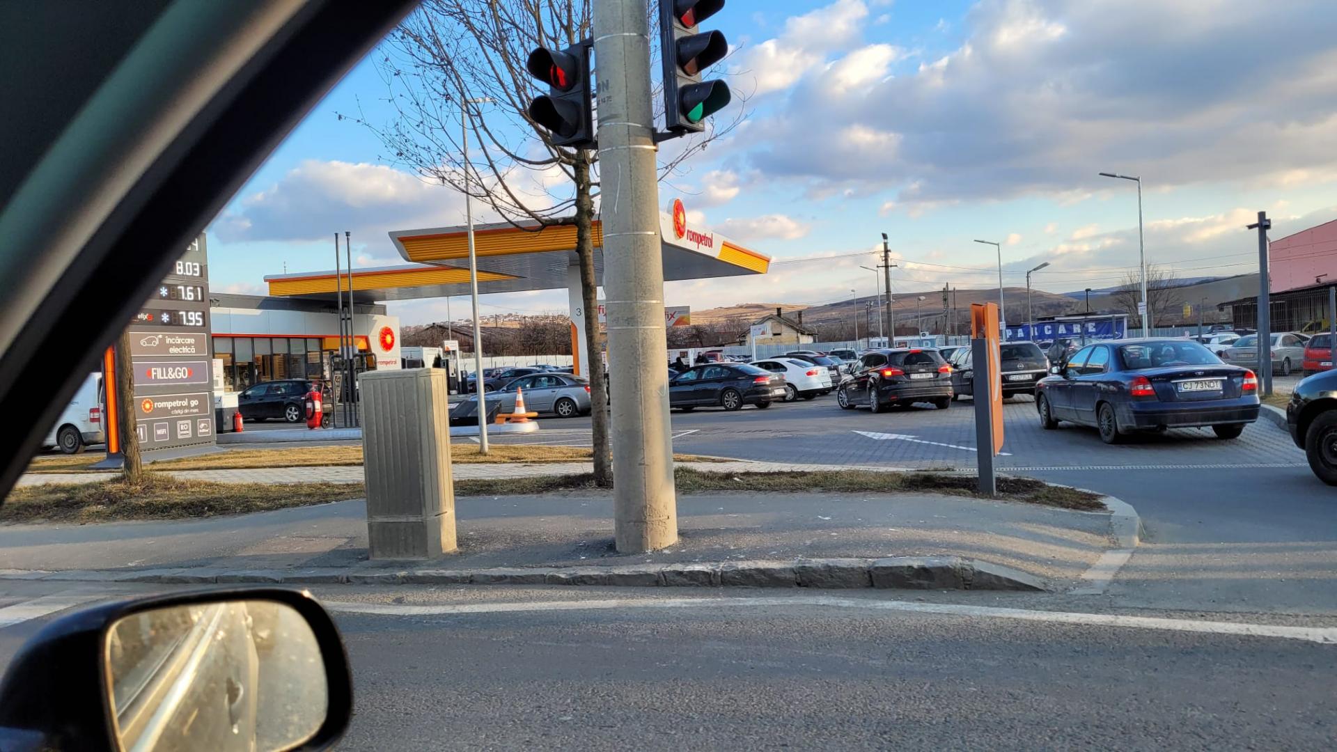 Benzinăriile din Cluj, luate cu asalt de șoferi. Cozi de zeci de mașini la pompe