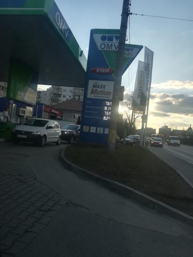 Benzinăriile din Cluj, luate cu asalt de șoferi. Cozi de zeci de mașini la pompe