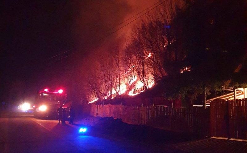 Incendiul de la Băișoara încă nu a fost stins! Pompierii continuă să lupte cu focul