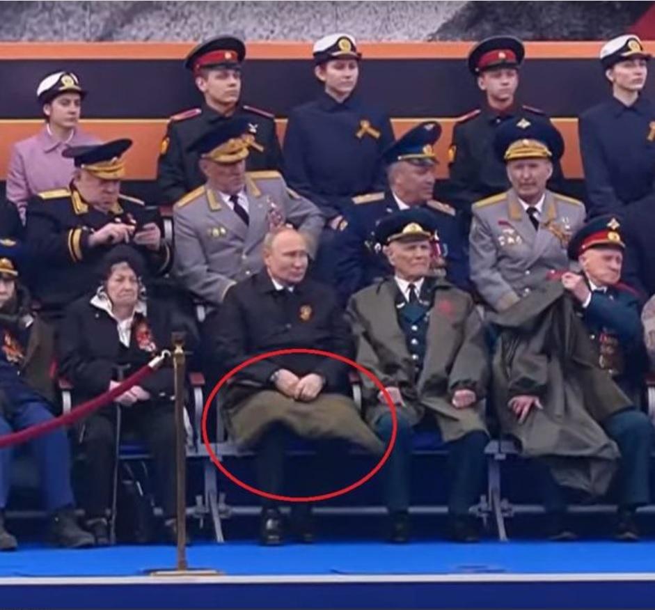 Putin nu se simte bine? A avut nevoie de o pătură la parada din Piața Roșie