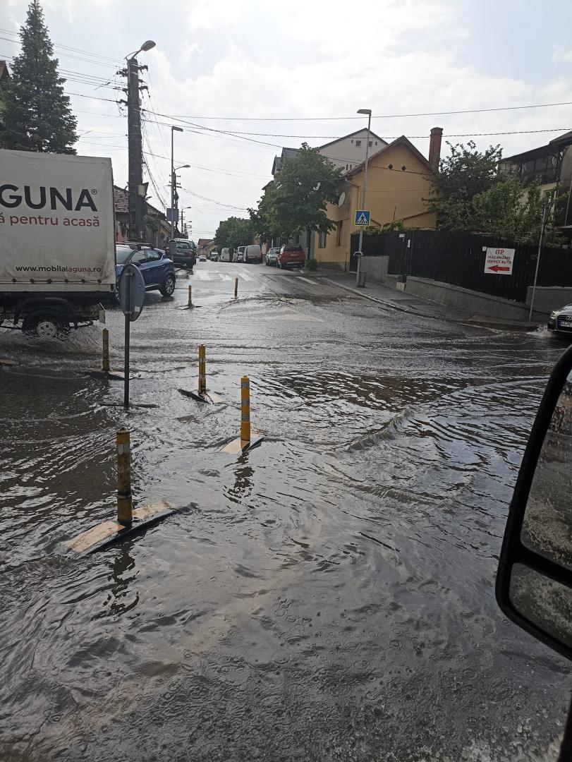 Ploaia a făcut, din nou, ravagii la Cluj! Sens giratoriu, înecat de ape. Noroc cu stâlpișorii...