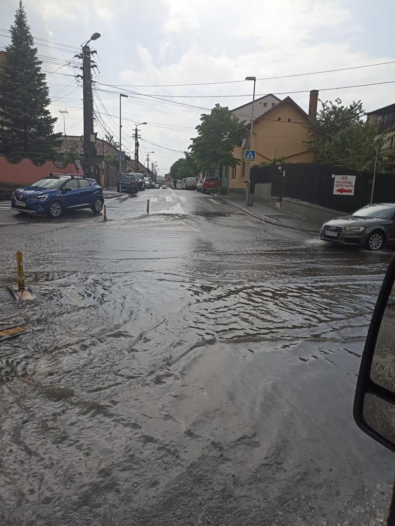 Ploaia a făcut, din nou, ravagii la Cluj! Sens giratoriu, înecat de ape. Noroc cu stâlpișorii...